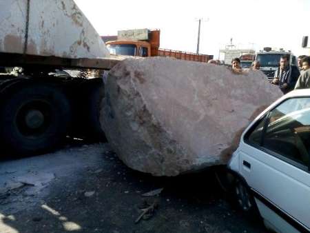 سقوط تخته سنگ روی سواری پراید در اصفهان