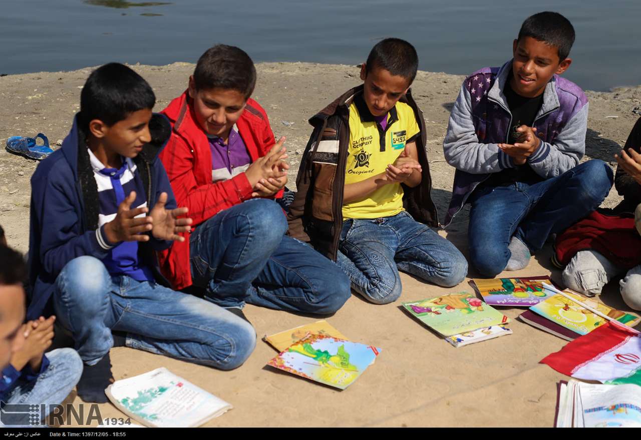 خوزستان| کتابخانه سیار شناور کانون در تالاب شادگان
