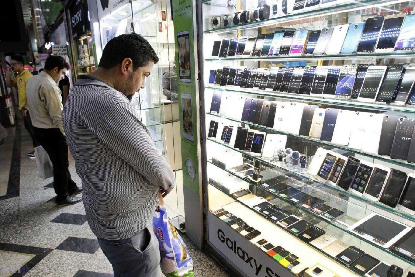 چشم‌بادامی‌ها از بازار تلفن همراه ایران دل می‌کنند؟