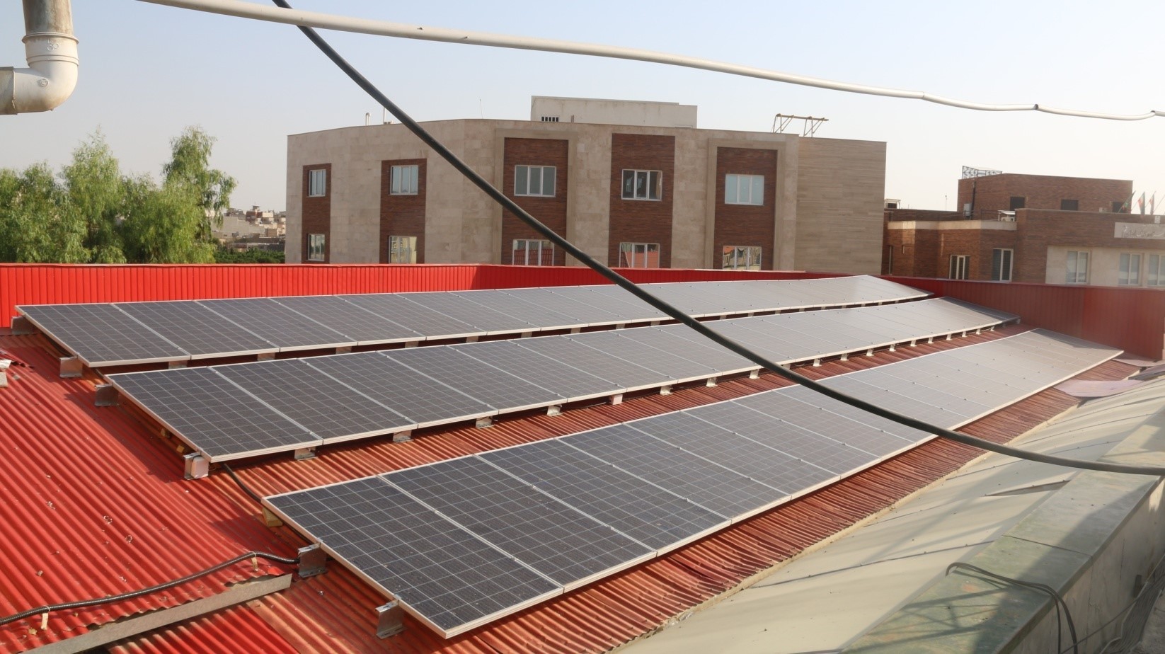 نصب پنل‌های خورشیدی در اداره کل بهزیستی استان قم