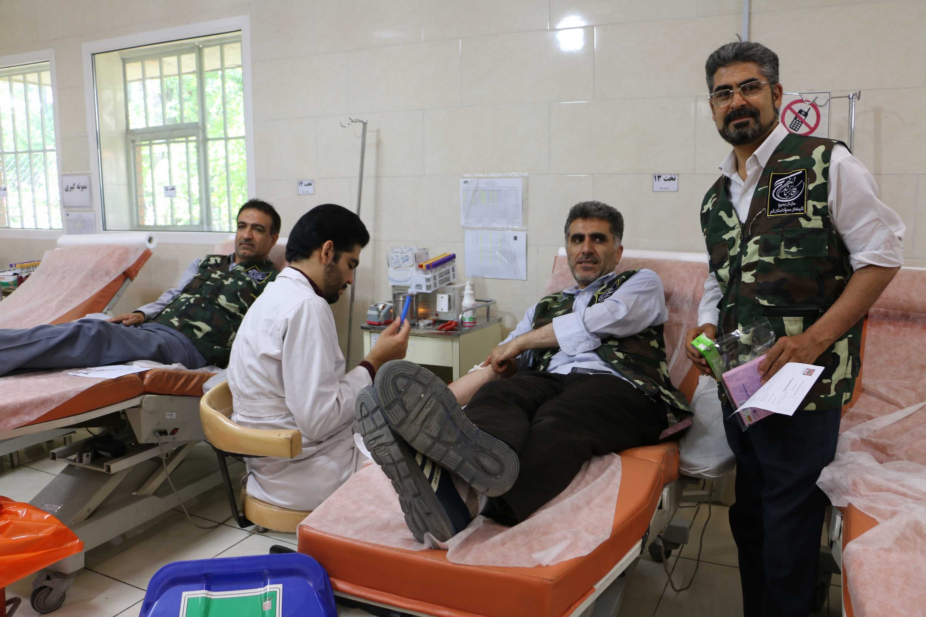 اهدا خون جمعی  از اعضاء سازمان جهاد کشاورزی استان قم در هفته جهاد کشاورزی