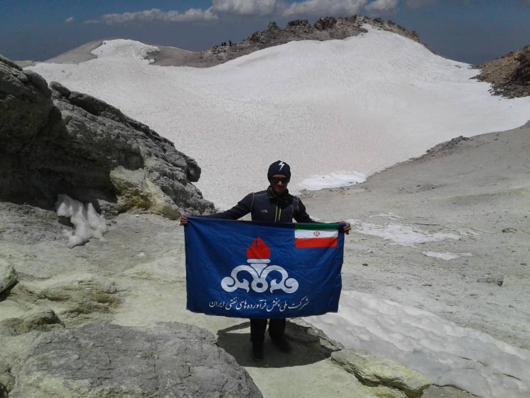 قم|پنجمین صعود یکی از کارکنان منطقه به قله ۵۶۷۱ متری دماوند و از جبهه جنوبی