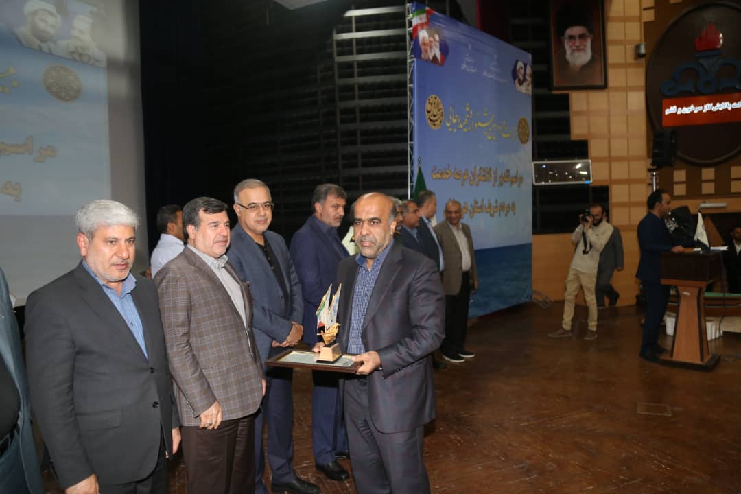 تجلیل از مدیرکل امورمالیاتی هرمزگان در جشنواره شهید رجایی