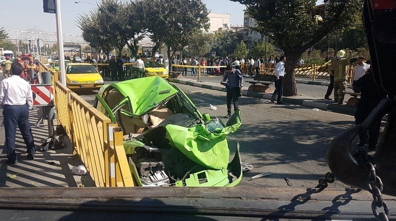 ۲ کشته و ۴ زخمی بر اثر سقوط جرثقیل روی تاکسی و عابران پیاده