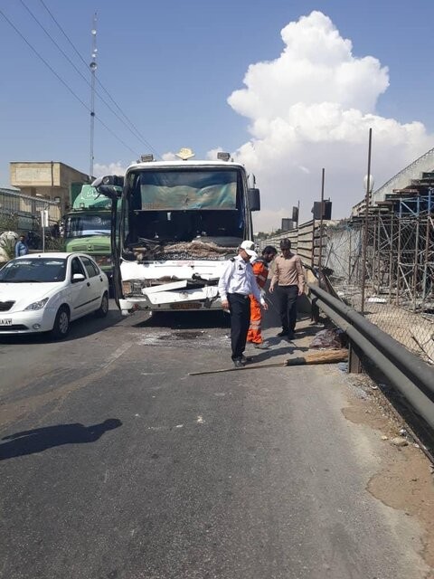 تصادف تریلر با اتوبوس در شیراز/ 27 نفر مصدوم شدند
