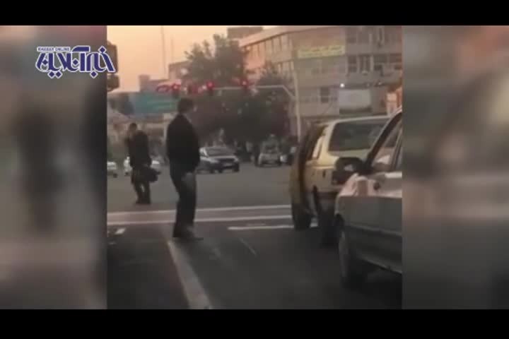 فیلم | واکنش دیدنی مامور پلیس به راننده‌ ایرانی که سیگارش را به زمین انداخت!
