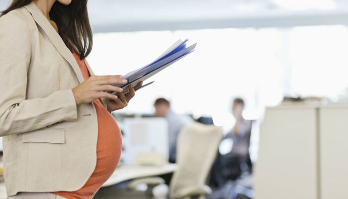 قوانین مرخصی زایمان و بارداری؛ از کمک هزینه بارداری تا مرخصی زایمان