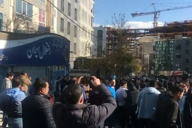 هواداران خشمگین استقلال در پارکینگ باشگاه را شکستند!/ معاون باشگاه کتک خورد + فیلم
