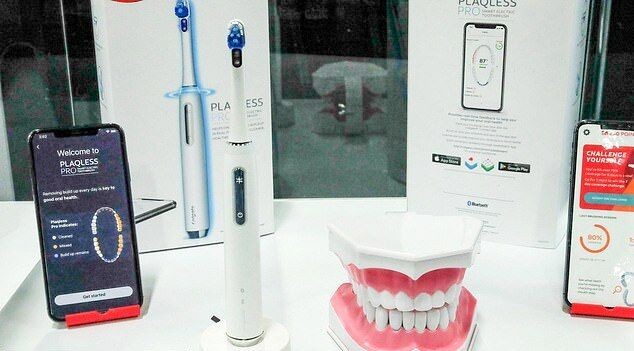 مسواک هوشمندی که با تشخیص جرم‌های دندان آبی می‌شود