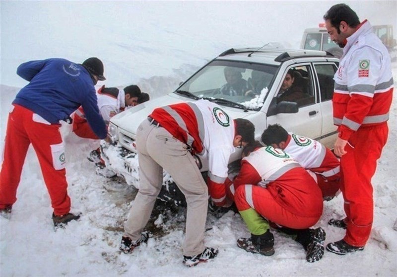 قم | نجات 430 نفر حادثه دیده در برف و کولاک جاده فردو