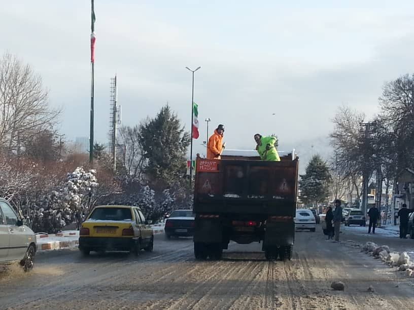 فعالیت خدمات شهری در پاکسازی برف از معابر کرمانشاه