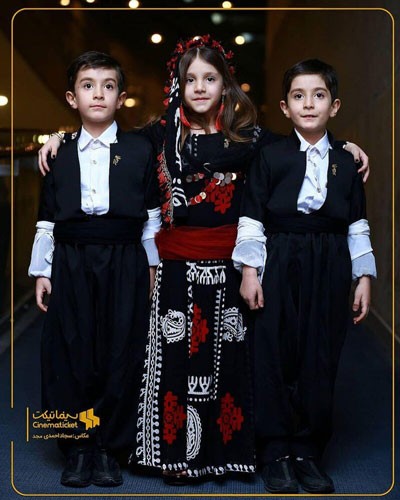 سه بازیگر کودکِ «زیر درخت گردو» با لباس کردی