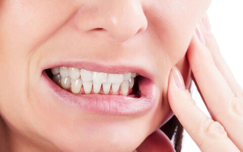 دندان‌قروچه چیست و چگونه درمان می‌شود؟