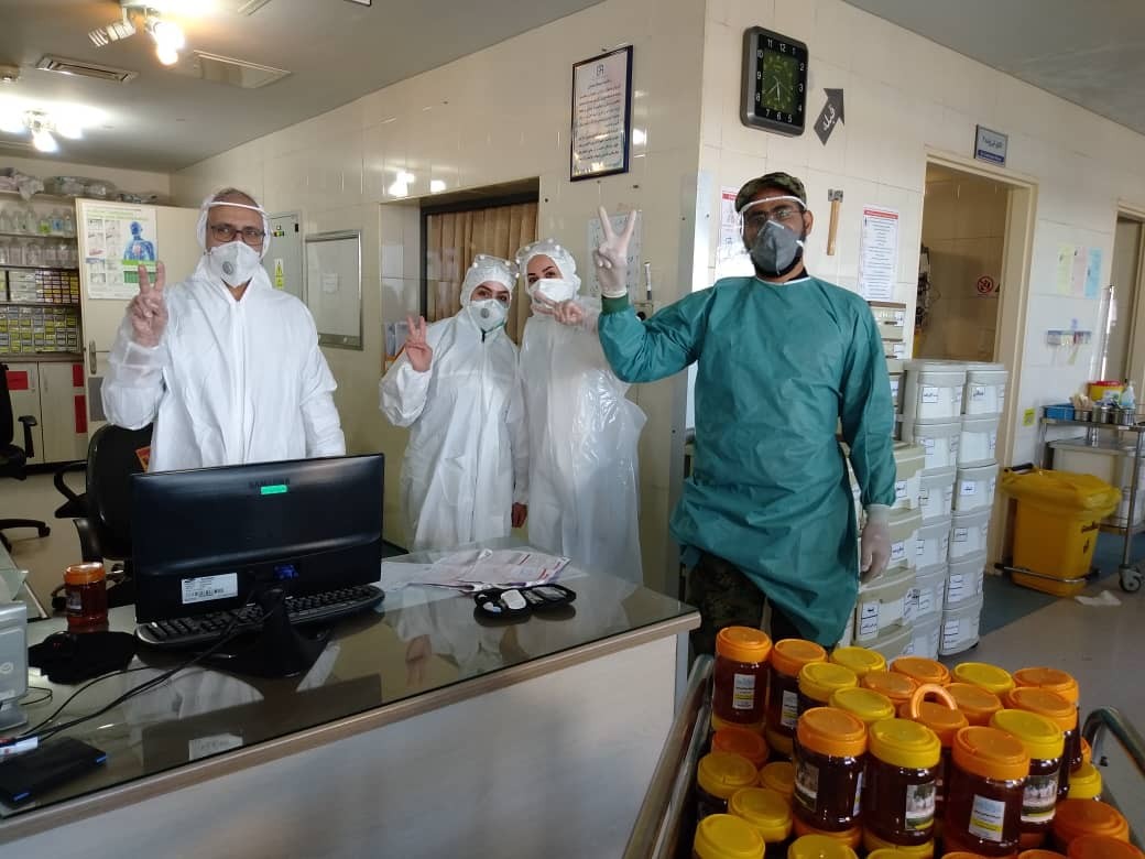 توزیع 400 کیلو عسل در مراکز درمان کرونایی ها در قم+ عکس
