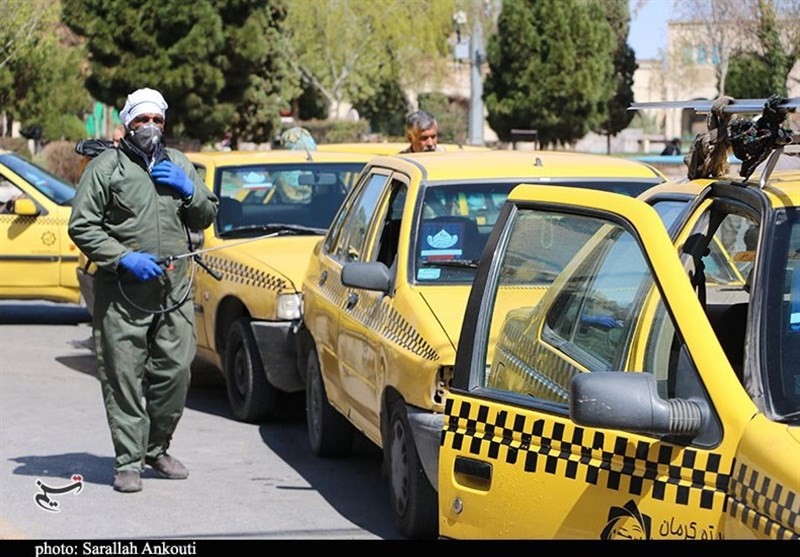 ضدعفونی کردن تاکسی‌های درون شهری شیراز؛ دستکش و ماسک بین رانندگان توزیع می‌شود