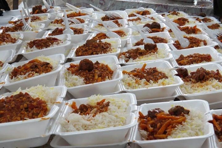 آغاز توزیع غذای گرم تبرکی بین مددجویان بهزیستی استان قم