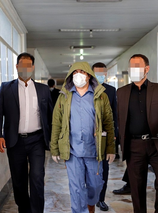 (تصاویر) روح الله زم با ماسک و دستکش در دادگاه