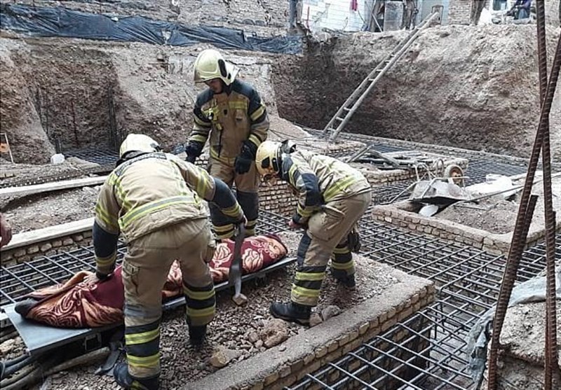 مرگ کارگر جوان بر اثر سقوط از ارتفاع ۱۵ متری در خیابان پیروزی + تصاویر