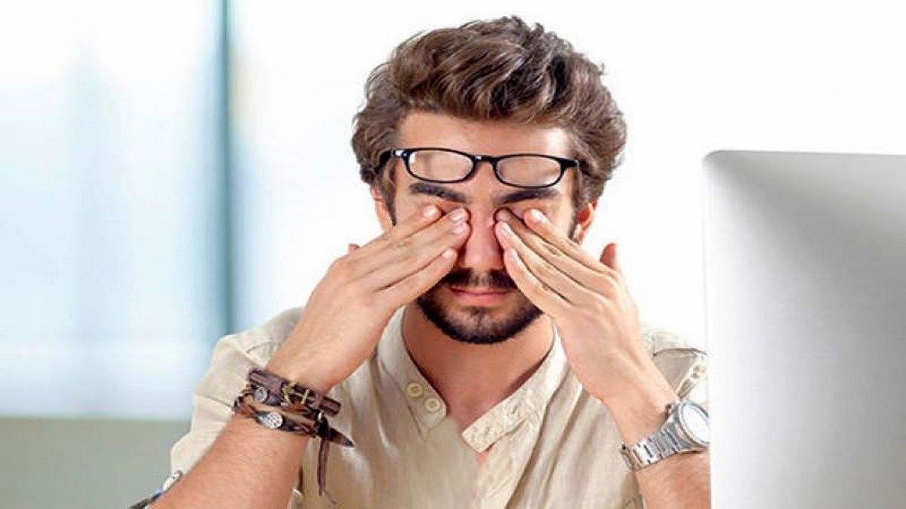 آیا تماس دست آلوده به عینک کرونا را منتقل می کند؟