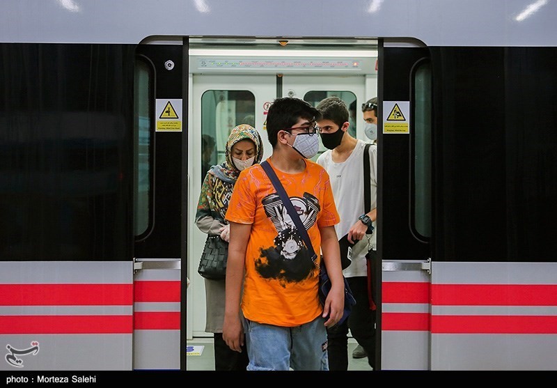 ممانعت از ورود مسافران بدون ماسک به مترو مشهد/ یک مسافر کرونایی صدها نفر را مبتلا می‌کند
