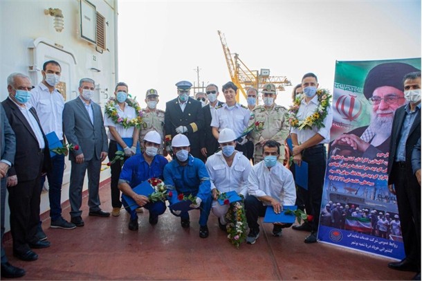 خدمه و کارکنان نفتکش اعزامی به ونزوئلا در بوشهر مورد استقبال قرار گرفتند