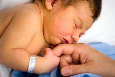 علائم، دلایل، درمان و روش های پیشگیری از افت قند خون نوزادان