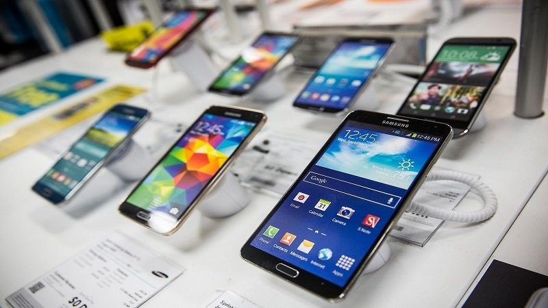 سودجوی واردکنندگان موبایل از شایعه ممنوعیت واردات تلفن همراه بالای ۳۰۰ یورو
