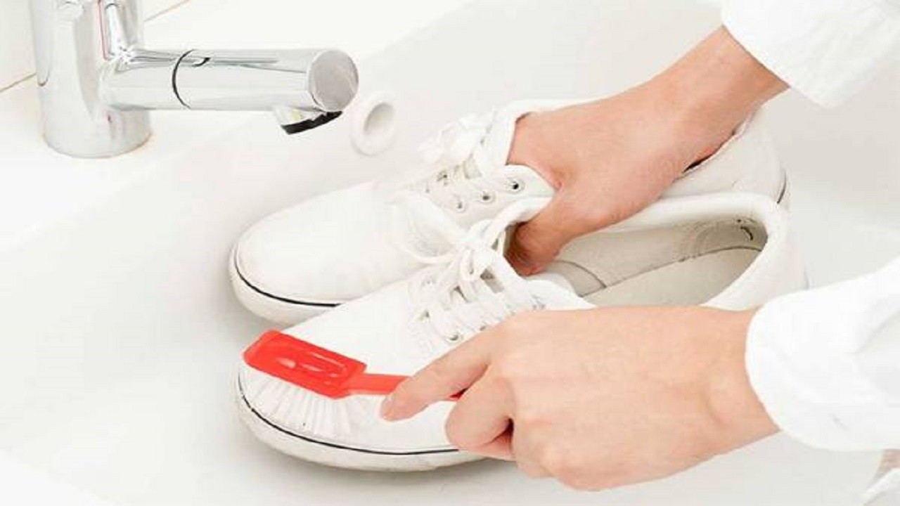 ۴ روش تضمینی برای برق انداختن کفش‌های سفید