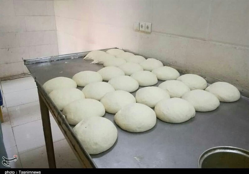 کم‌فروشی نان با اطلاع رئیس اتحادیه نانوایان در سنندج/ نانوا دستش در جیب مردم است