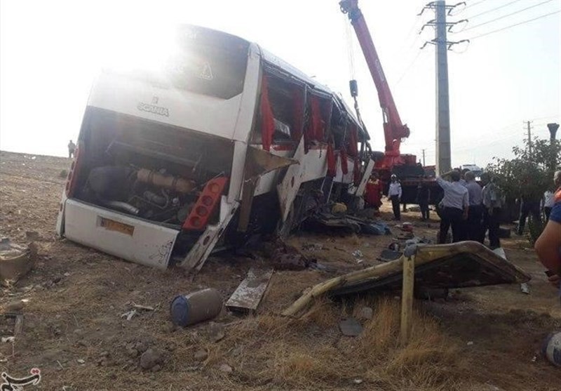 جزئیات جدید از واژگونی اتوبوس ‌تهران ـ زاهدان در ۶۰ کیلومتری کاشان /‌ ۵ مسافر کشته و ۱۲ نفر زخمی شدند