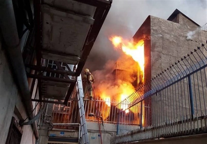 لحظه شعله‌ور شدن آتش در ساختمان ۳ طبقه + فیلم و تصاویر