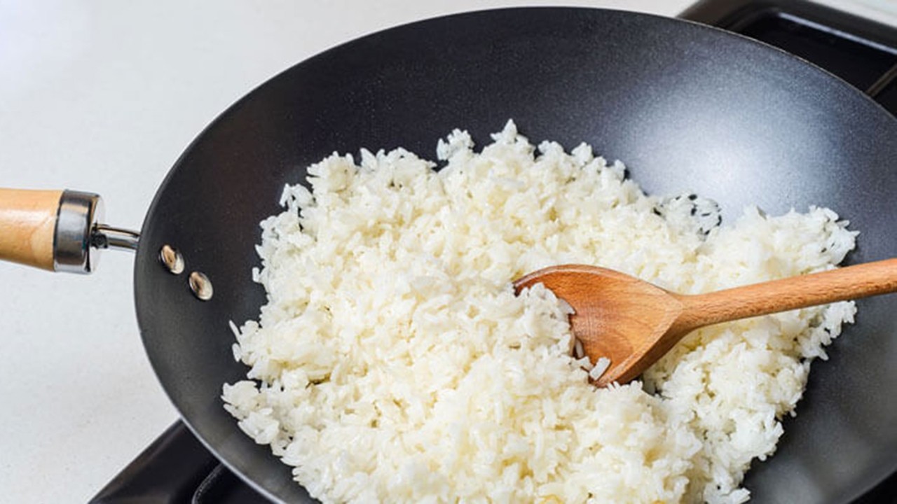 آیا گرم کردن مجدد برنج باعث سمی شدن آن می‌شود؟