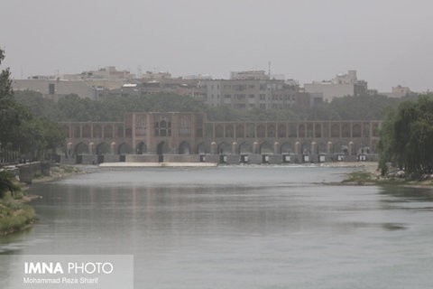 گرد و غبار اصفهان ترکیبی از ذرات معدنی، فلزات سنگین و دوده است