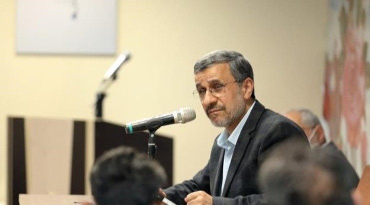 ادعای احمدی‌نژاد: مقامات کشور جزیره خریده‌اند تا درصورت جوشیدن خشم ملت به آنجا فرار کنند!