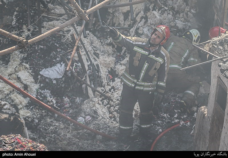 اطفای حریق در شهرک شکوهیه قم / دو ‌آتش‌نشان به شدت دچار مصدومیت شدند