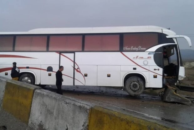برخورد اتوبوس با گاردریل در محور دامغان-سمنان/۴ نفر مصدوم شدند