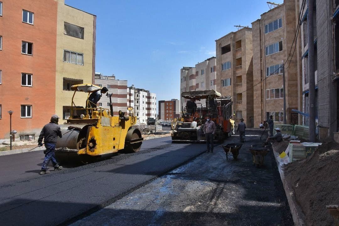 اجرای محوطه سازی و آسفالت مجتمع مسکونی "دادگستری" و "مهر 103" در شهر جدید گلبهار