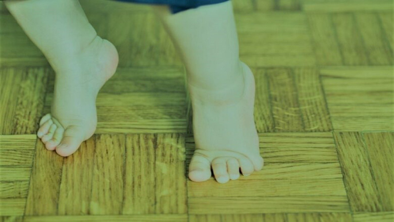بیماری خطرناک در کودکان که راه رفتن روی انگشتان پا نشانه آن است!