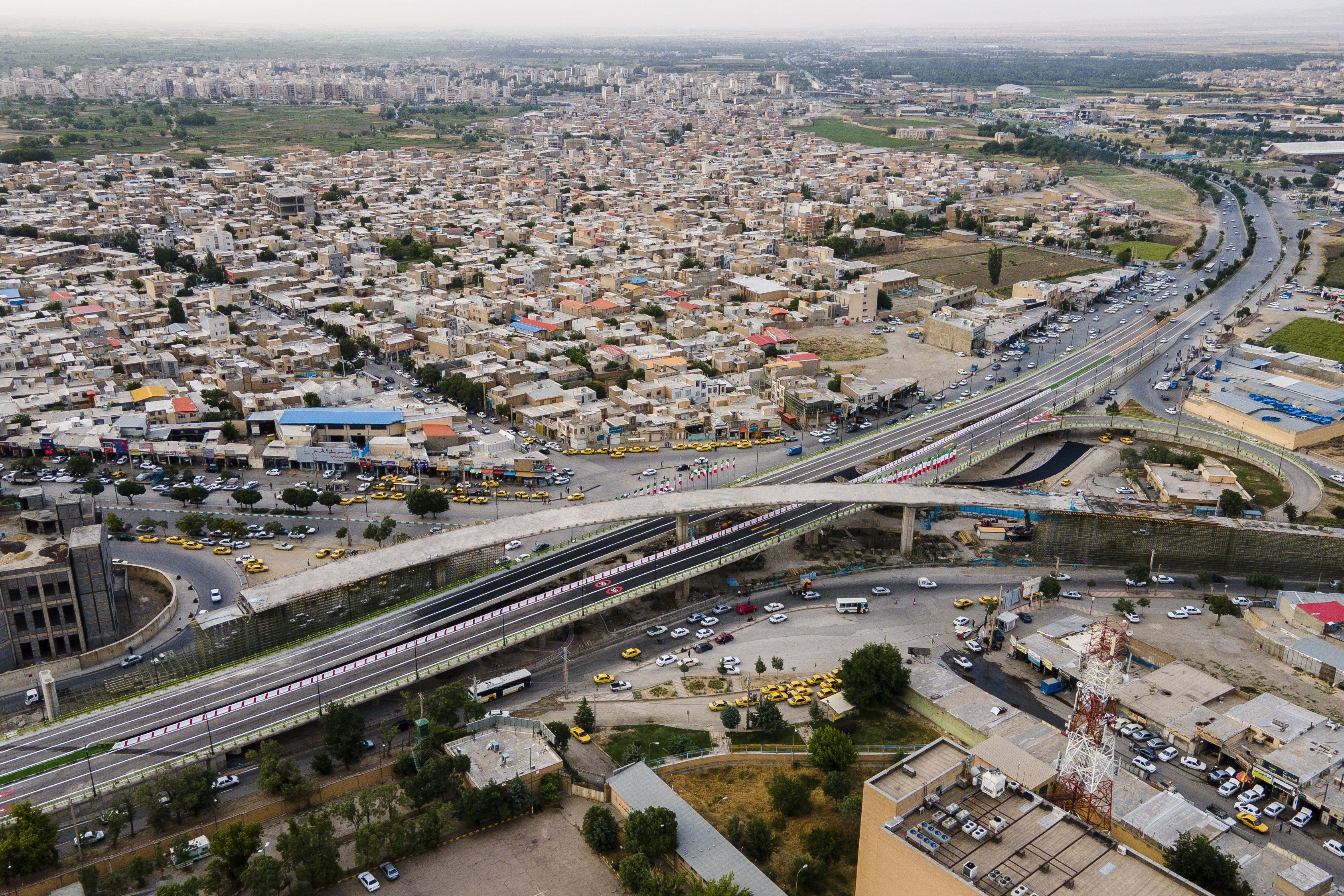 پل اصلی تقاطع چند سطحی شهید همدانی در همدان افتتاح شد