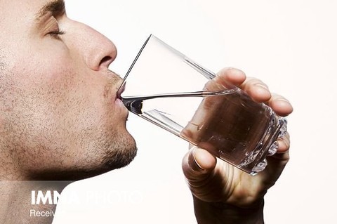 تسکین عوارض جانبی واکسن کرونا با کمک نوشیدن آب