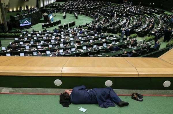تصویرِ پربازدید؛ خواب در حاشیه جلسه مجلس!
