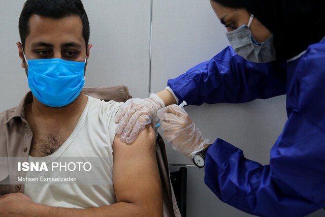 واکسیناسیون افراد ۴۰ سال بالا در حاشیه شهر مشهد/فعال بودن مراکز در روزهای تعطیل