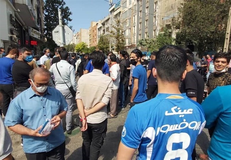 تجمع هواداران استقلال مقابل وزارت ورزش و شعار علیه مددی و ملکیان