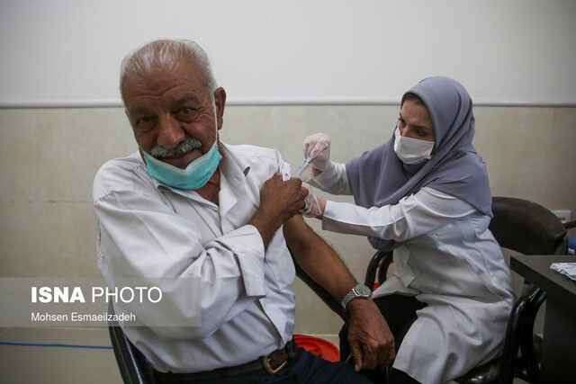 شکسته شدن رکورد واکسیناسیون در مناطق دانشگاه علوم پزشکی مشهد/تزریق ۵۱ هزار دوز در یک روز