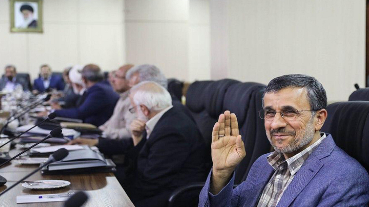 (تصویر) تیپ جدید و خبرساز احمدی‌نژاد در جلسه مجمع