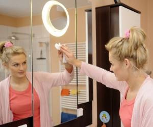 16 راه خانگی برای تمیز کردن لک آینه