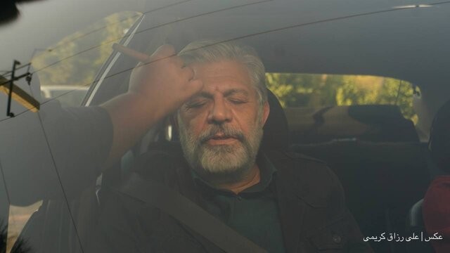 پرویز فلاحی پور نقش بک خبرنگار را بازی می کند