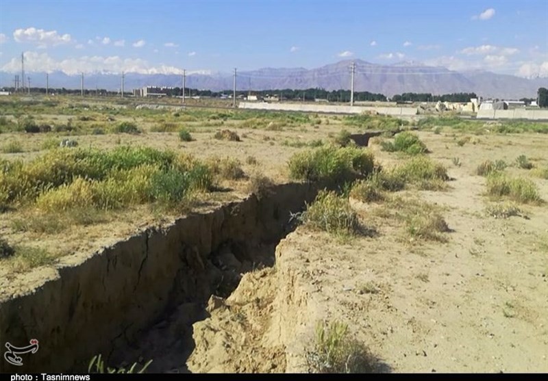 پیش‌روی فرونشست زمین در دشت‌های استان کرمانشاه / نشست ۳ تا ۱۰ سانتی زمین در برخی مناطق