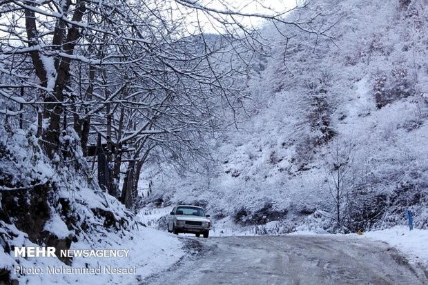 برف غرب اصفهان را سفیدپوش کرد/۲۰میلیمتر بارش در سرچشمه زاینده‌رود