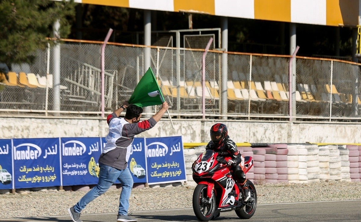 (تصاویر) مسابقات موتورسواری سرعت بانوان